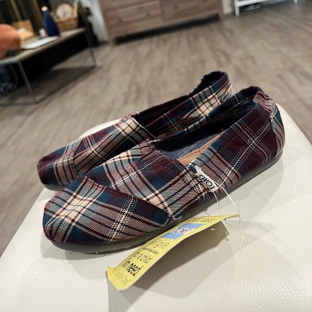 BUNDLE 2 ITEMS FOR $8✨

LAST PRICE🍒🤍 TOMS plaid comfort flats ✨ - Picture 8 of 13